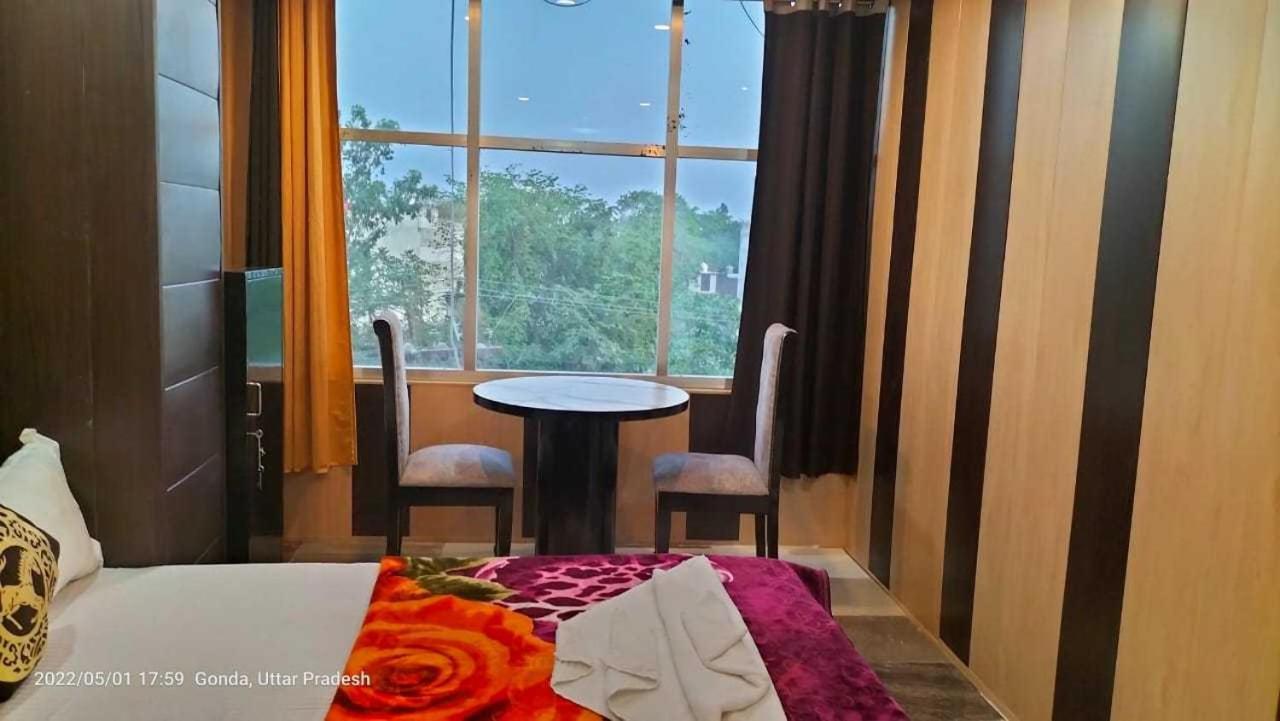Oyo Mosaic Hotel And Restaurant Gonda Ngoại thất bức ảnh